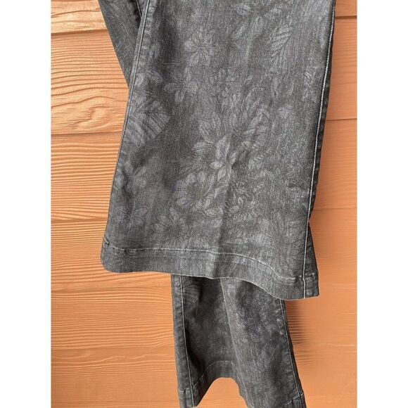 Torrid Bombshell Flare Super Soft Jeans Women’s Size 28 Reg Black Floral - Picture 8 of 15